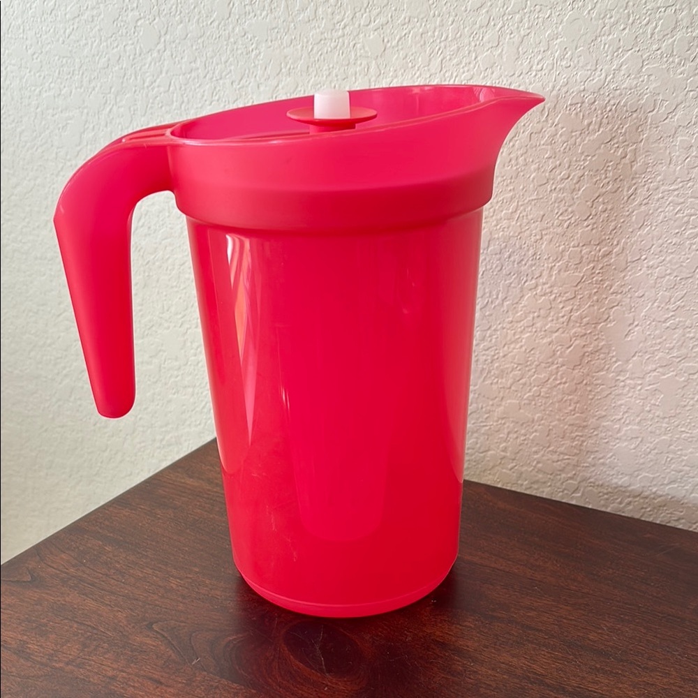 Tupperware 2 QT Push Button Infusion Pitcher NEW 7811B-2